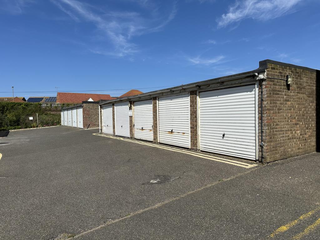 Lot: 50 - FIRST FLOOR FLAT WITH SEA VIEWS AND GARAGE - Terraced row of Garages
